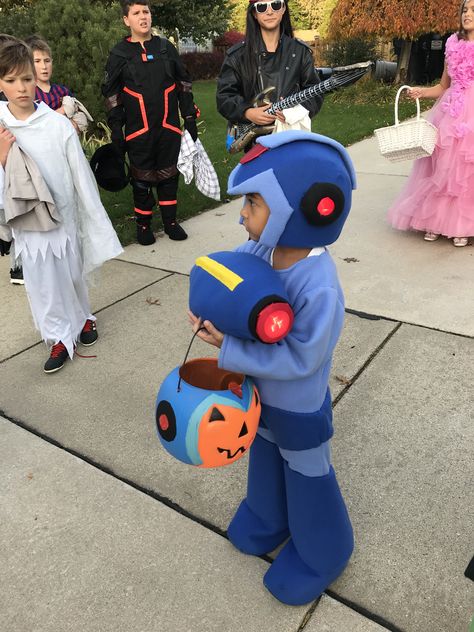 Mega Man Birthday Party, Megaman Birthday Party, Megaman Costume Diy, Mega Man Costume, Mega Man 9, Megaman Roll, Quick Man Megaman, Diy Halloween Costumes For Kids, Mens Birthday Party