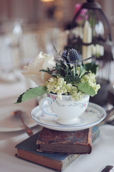 Wedding Centerpieces Flowers, Tea Cup Candles Diy, Tea Cup Centerpieces, Vintage Wedding Centerpieces, Book Centerpieces, Books Wedding, Flowers Tea, Vintage Centerpieces, Teacup Candles