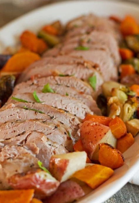 one-pan-roasted-pork-an-vegetables Pork Loun, Best Roasted Vegetables, Veggie Quesadilla, Cooking Pork Tenderloin, Roasted Pork Tenderloins, Boneless Pork Shoulder, Pork Loin Recipes, Vegetable Medley, Roasted Pork