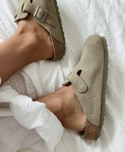 Shoes For Women Outfits, Women Outfits Aesthetic, Birkenstock Clogs Outfit Fall, Women Classy Outfits, Back To School Outfits Summer, School Outfits Summer, Birkenstock Clogs Outfit, Birkenstock Boston Outfit, Boston Birkenstock