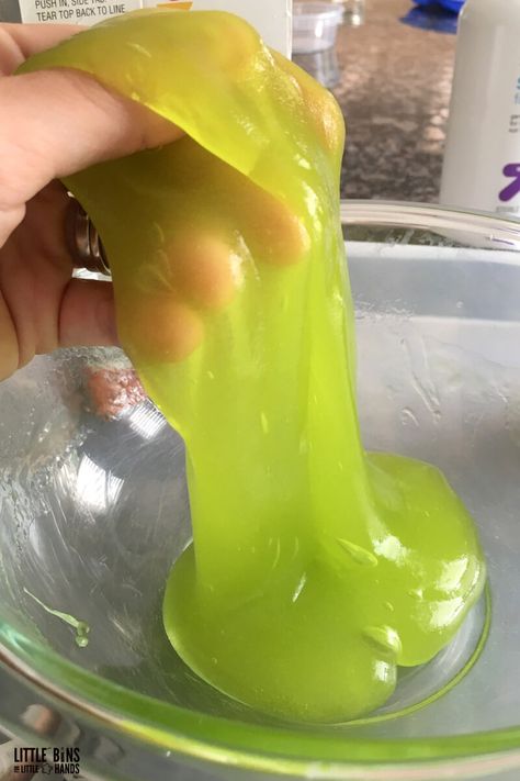 no glue slime recipe thats jiggly slime Hand Sanitizer Slime, No Glue Slime Recipe, Glue Slime Recipe, Flour Slime, Cara Membuat Slime, Easy To Make Slime, Make Slime Without Glue, Dish Soap Slime, No Glue Slime