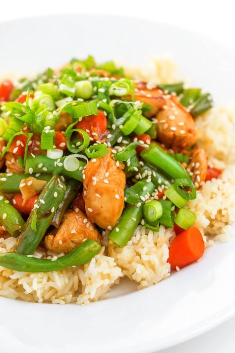 Moist sesame chicken stir-fried with green beans and carrots in a fresh ginger and garlic sauce served with brown or white rice. Chines Food, Healthy Chicken Stir Fry, Salmon Stir Fry, Chicken Stir Fry Recipe, Teriyaki Chicken Stir Fry, Apple Crisps, Vegetable Stir Fry Recipe, Eating On A Dime, Flavorful Dinner