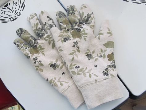 036 Garden Gloves, Old Sweatshirt, Upcycle Sweatshirt, Diy Vetement, Gardening Gloves, Diy Couture, Garden Gifts, Free Sewing, Mitten Gloves