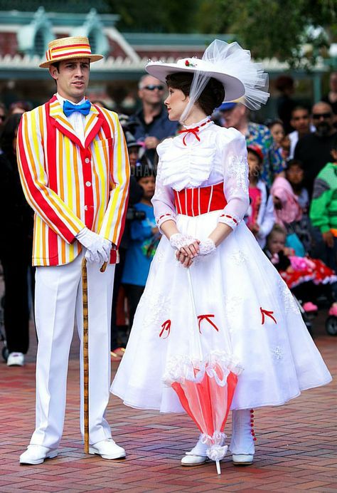 Merry Poppins, Mary Poppins And Bert, Mary Poppins Movie, Deco Cinema, Mary Poppins Costume, Hollywood Costume, Cosplay Inspiration, Horse Costumes, Disney Face Characters