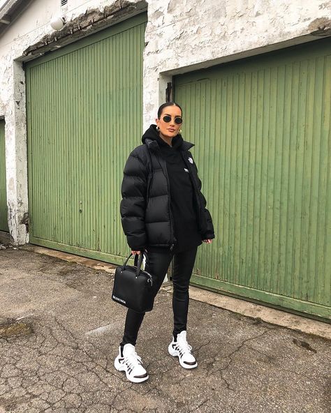 Cropped Puffer Jacket Outfit, Oversize Outfit, Puffer Jacket Outfit, Oversized Puffer Jacket, North Face Puffer Jacket, Winter Fashion Outfits Casual, Elegante Casual, Puffer Jacket Women, Looks Black