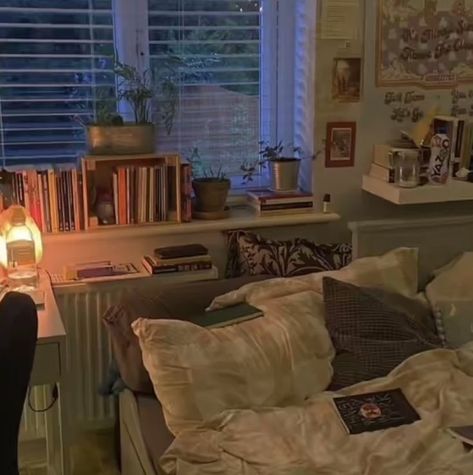 Rory Gilmore Bedroom Aesthetic, Uni Room Aesthetic, Downtown Girl Bedroom, Downtown Bedroom, Uni Room Ideas, Downtown Girl Room, Casa Vintage, Room Deco, Redecorate Bedroom