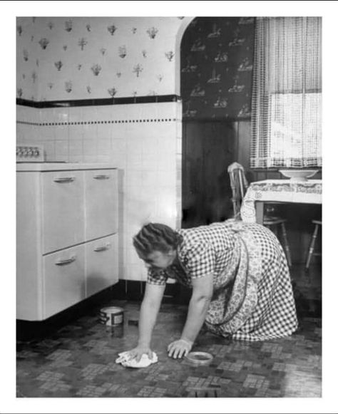 1950s Housewife, Vintage Housewife, Happy Housewife, American Kitchen, Retro Housewife, Domestic Goddess, Old Kitchen, Photo Vintage, Vintage Life