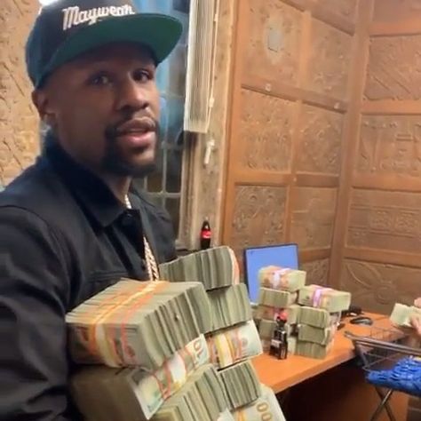 Floyd Mayweather recently took to Instagram to give some motivation to people and also flex as he showed off a million dollars in cash in his hand,... Money Mayweather, Richard Johnson, Money Stacks, A Million Dollars, Money Pictures, Money On My Mind, Donna Summer, Floyd Mayweather, Cash Money