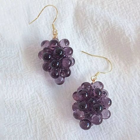 Mini purple grape dangling earrings. Hypoallergenic Earrings 2022, Earrings Food, Grape Earrings, Flower Women, Earrings Hypoallergenic, Food Earrings, Fruit Earrings, Dope Jewelry, Funky Jewelry