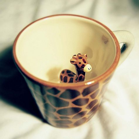 wish I could find this mug :) my husband said when he was little his favorite grandma had one similar, with a different animal at the bottom. Giraffe Mug, Giraffe Art, A Giraffe, Cute Giraffe, Cute Cups, Sweet Style, Cute Mugs, Cups And Mugs, 귀여운 동물