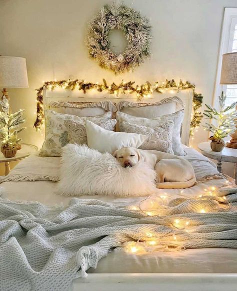 Fresh Garlands, Christmas Tree Lots, Christmas Decorations Bedroom, Christmas Bedroom, Romantic Homes, Christmas Room, Neat Ideas, Old Fashioned Christmas, Gorgeous Christmas