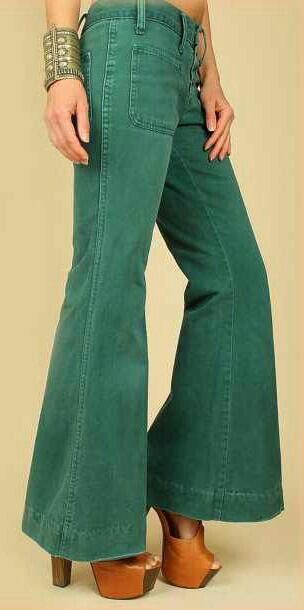 Bell bottoms and wooden platform shoes....70's fashion. 70s Bell Bottoms, Green Elephant, Moda Hippie, Fashion 1970s, Fashion 70s, Look Retro, Bottom Jeans, 1970s Fashion, Moda Vintage