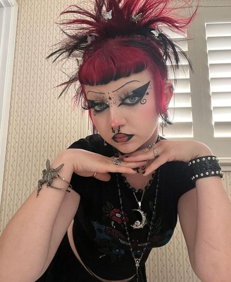 Piercings Septum, Goth Eye Makeup, Dark Makeup Looks, Gothic Choker, Punk Makeup, Gothic Hairstyles, Alt Makeup, Face Art Makeup, The Emoji