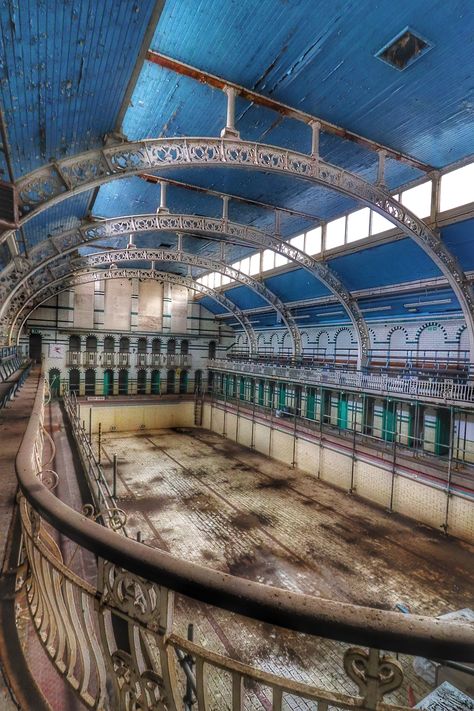 Abandoned Pool Photoshoot, Abandon Building, Abandoned Pool, Old Swimming Pool, Abandoned Pool Aesthetic, Abandoned Underwater, Abandoned Aquarium, Empty Pool, Locked Tomb