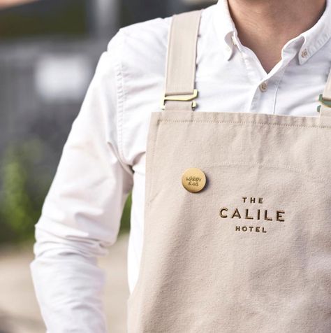 French Cafe Uniform, Linen Uniform Restaurant, Restaurant Uniform Design, Cafe Uniform Ideas, Coffee Uniform, Coffee Shop Uniform, Waiter Apron, Bar Uniform, Cafe Uniform