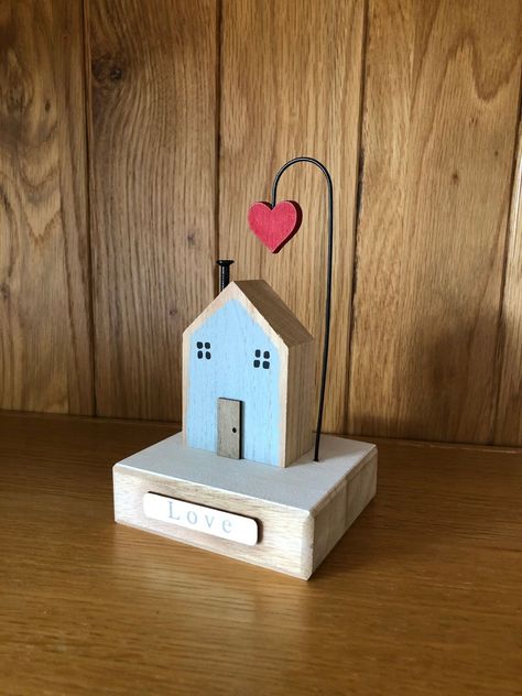 Wooden Houses Craft, Painted Wooden Houses, Wooden House Decoration, Deco Marine, Scrap Wood Crafts, Small Wooden House, Wood Block Crafts, Diy Wooden Projects, Scrap Wood Projects