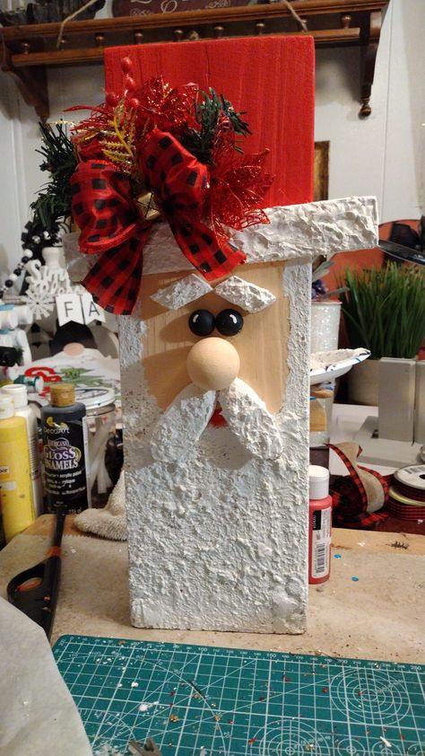 Scrap Wood Xmas Crafts, Diy Wooden Santa Wood Crafts, Diy Wooden Santa, Wooden Santa Crafts, Santa Wood Crafts, Wood Snowman Diy, Diy Santa Decorations, Wooden Snowman Crafts, 2025 Ideas