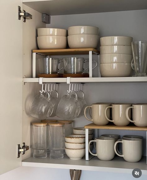 Party Kitchen Aesthetic, Kitchen Organization Ideas Aesthetic, Organised House Aesthetic, Grown Up Apartment Decor, Aesthetic Kitchen Things, Cups And Mugs Organization, Kitchen Cups Organization, Apartment Kitchen Decor Aesthetic, Aesthetic Kitchen Items