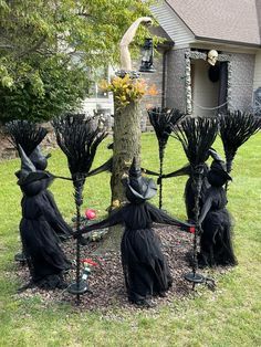 Halloween Yard Displays, Halloween Garden Decorations, Halloween Garage, Double Double Toil And Trouble, Halloween Themes Decorations, Scary Halloween Decorations Diy, Halloween Diy Outdoor, Halloween Props Diy, Halloween Idea