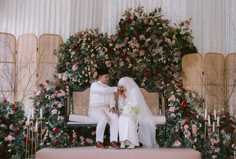 Pelamin Garden Theme Indoor, Pelamin Aesthetic, Pelamin Klasik Tradisional Melayu, Classic Malay Wedding Theme, Malay Wedding Pelamin Rustic, Malay Wedding Pelamin, Pelamin Rustic, Pelamin Klasik, Palembang Wedding