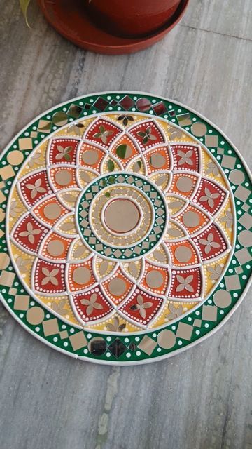 Lippan Art Colour Combination, Plate Decorating Ideas, Lippan Art Designs Circle, Simple Lippan Art, Mandala Art With Mouldit Clay, Lippan Art In Circle, Lipan Art Mirror Work Diy Round, Lippan Art On Circle Board, Lippan Art Mirror Square Shape