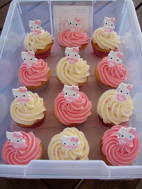 If you're planning a Hello Kitty birthday party, here are some cute cupcakes that would be a perfect add on. Bolo Da Hello Kitty, Bolo Hello Kitty, Hello Kitty Baby Shower, Hello Kitty Birthday Theme, Kitty Cupcakes, Hello Kitty Theme Party, Hello Kitty Birthday Cake, Cat Cupcakes, Hello Kitty Birthday Party