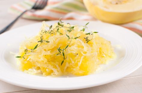 At only 181 calories a serving, this can replace garlic and olive oil spaghetti. Plus, it's a tasty way to eat your veggies! Olive Oil Spaghetti, Freezing Spaghetti Squash, Parmesan Spaghetti Squash, Vegetarian Spaghetti, Garlic And Olive Oil, Green Spaghetti, Lean And Green, Green Recipes, Lean And Green Meals