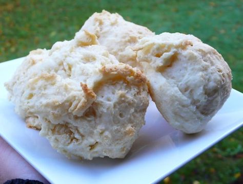 Drop biscuits made with yogurt, for a light and fluffy biscuit. Perfect to pair with savory or sweet dishes, they are great as strawberry shortcake. Yogurt Biscuit Recipe, Easy Drop Biscuits, Oatmeal Biscuits, Yogurt Drops, Healthy Biscuits, Drop Biscuits Recipe, Stove Top Oven, Biscuit Pizza, Drop Biscuits