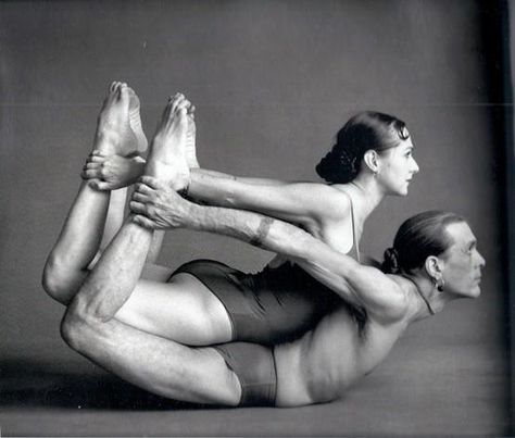 Couple Yoga Contact Improvisation, Yoga For Two, Pure Yoga, Jivamukti Yoga, Yoga Ashtanga, Couples Yoga, Yoga Guide, Partner Yoga, Yoga Moves