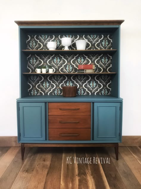 This mid century modern China cabinet has been updated by adding some painted and fabric elements while keeping some of the lovely wood. Mid Century Modern Furniture Redo, Mid Century Modern China Cabinet, Modern China Cabinet, Koti Diy, Redo Cabinets, Furniture Rehab, Diy Furniture Renovation, Furniture Redo, Furniture Renovation