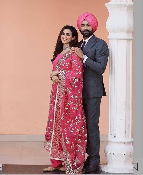 Punjabi Wedding Couple Outfit, Sardar Sardarni Couple, Roka Outfits, Sikh Wedding Dress, Punjabi Aesthetic, Lehenga With Price, Punjabi Wedding Suit, Bride Fashion Photography, Sardar Fashion