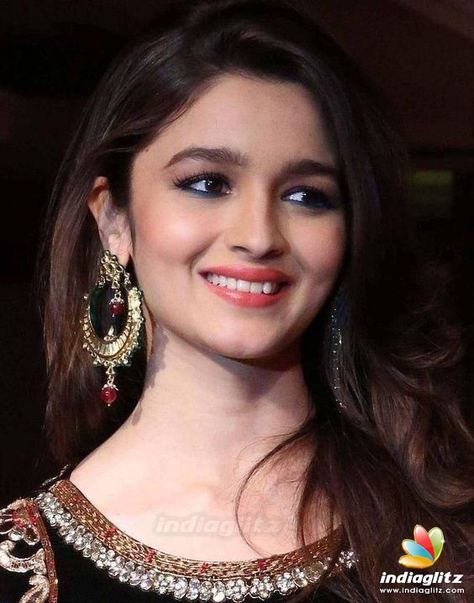 Alia Bhatt Varun Dhawan, Aliya Bhatt, Alia And Varun, Alia Bhatt Photoshoot, Crooked Teeth, Madhuri Dixit, Kareena Kapoor, Alia Bhatt, Movie Reviews