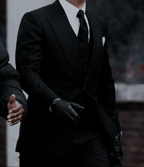 Italy Aesthetic Outfit, Boss Suits, Peaky Blinders Tommy Shelby, Sweet Temptation, Aesthetic Men, Black Suit Men, Boss Outfit, Gentleman Aesthetic, Aesthetic Outfits Men