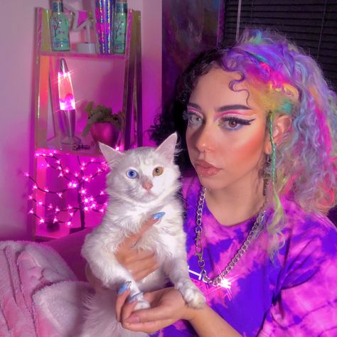 Cat Heterochromia, Vaporwave Aesthetic Fashion, Vaporwave Aesthetic Outfits, Vaporwave Clothing, Beautiful Eyes Color, Alt Girls, Vaporwave Aesthetic, Alternative Hair, Curly Bob Hairstyles