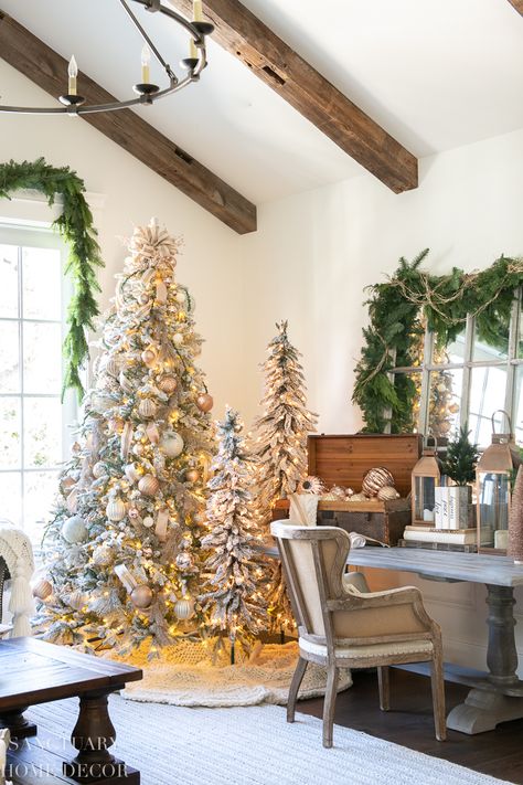 Champagne Ornaments, Christmas Tree Inspiration Modern, Christmas Tree Inspiration Simple, Unique Christmas Trees Themes, White Flocked Christmas Tree, Woodland Christmas Tree, Decorate A Christmas Tree, Farmhouse Christmas Tree, Metal Christmas Tree