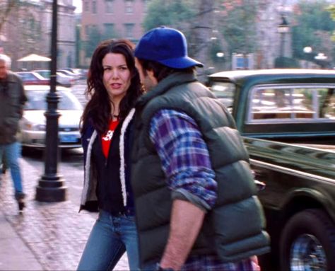 lorelai gilmore and luke luke danes luke’s diner outfit inspiration low rise jeans low waist jeans and red shirt zip up hoodie Luke Danes Inspired Outfit, Luke Danes Outfit, Luke And Lorelai Costume, Lorelai Gilmore And Luke, Gilmore Girls Outfits Inspiration, Lorelai Gilmore Outfits, Autumn Vibes Aesthetic, Fall Gilmore, Gilmore Girls Autumn