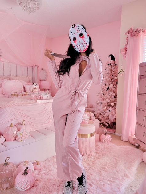 Pink Halloween Aesthetic Costume, Pink Slasher Aesthetic, Pink Scream Costume, Pastel Halloween Photoshoot, Pink Ghost Costume, Pink Halloween Photoshoot, Barbie Halloween Party, Halloween Shot Ideas, Pink Horror