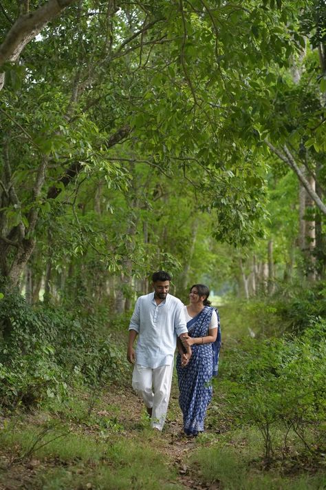 #photoshoot idea, photos, village photos, photoshoot idea in village#flowers #Bengali photoshoot Village Photoshoot Ideas, Engagement Photos Ideas Romantic Couple Photography, Bengali Pre Wedding Photoshoot, Bengali Photoshoot, Village Couple, Bengali Couple, Momos Recipe, Concept Shoot, Wedding Couple Pictures