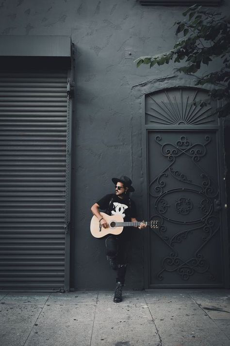 guitar poses Musician With Guitar, Musician Photography Photo Shoots, Man With Guitar Photography, Musician Photoshoot Ideas, Photoshoot With Guitar, Guitar Players Photography, Photoshoot Musician, Playing Guitar Photography, Guitarist Portrait