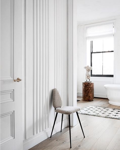 The Brooklyn townhouse of Athena Calderone - vosgesparis New York Brownstone, Fluted Wall, Greek Revival Home, All White Room, Moore House, Athena Calderone, New York Loft, Fusion Design, White Room