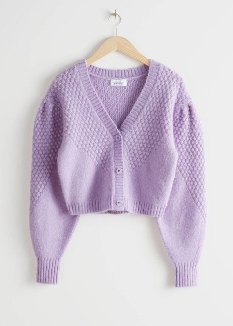 This Exactly How to Fix an Itchy Sweater | Who What Wear Purple Ootd, Vinter Mode Outfits, Tas Mini, Best Cardigans, Puff Sleeve Cardigan, Straight Clothes, Ropa Diy, Fashion Story, Knit Fashion