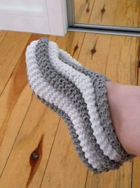 Knit Slippers Free Pattern, Knitted Slippers Pattern, Loom Knitting Patterns, Crochet Socks, Wool Slippers, Slippers Pattern, Knitted Slippers, Crochet Shoes, Loom Patterns