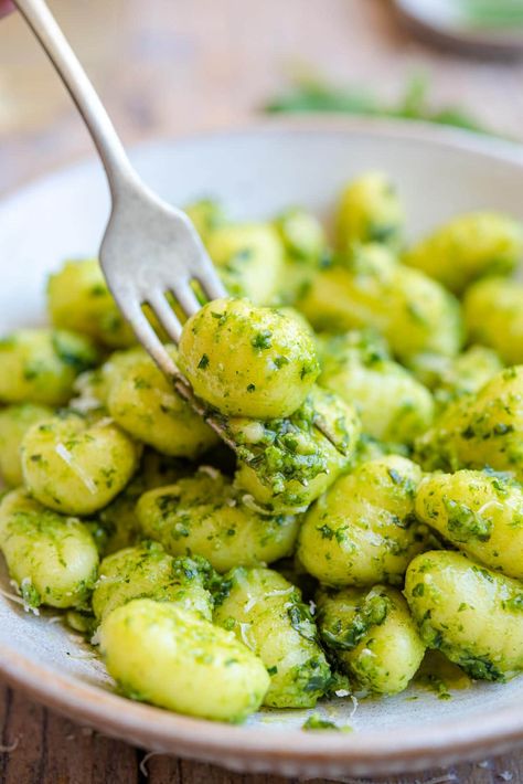 Pesto Gnocchi is one of the easiest and comforting meals you can whip up in just 10 minutes. Made with homemade basil pesto and soft pillowy gnocchi, it truly couldn't be easier! Pesto Alfredo Sauce Recipe, Pesto Alfredo Sauce, Gnocchi With Pesto, Garlic Gnocchi, Pesto Alfredo, Pesto Dishes, Gnocchi Pesto, Pesto Gnocchi, Healthy Pesto