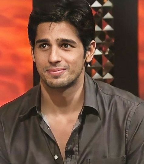 SIDHARTH MALHOTRA | Sid❤️ | Facebook Siddarth Malothra, Handsome Indian Men, Siddharth Malhotra, 90s Bollywood Aesthetic, Ek Villain, Sidharth Malhotra, 90s Bollywood, Actors Male, Man Crush Everyday