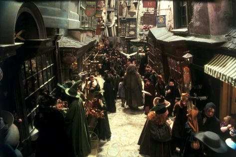 Diagon Alley Aesthetic, Knockturn Alley, Harry Potter Shifting, Young Harry Potter, Harry Potter Diagon Alley, Monster Vampire, Shifting To Hogwarts, Harry Potter Set, Lily Potter