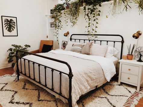 Black Wrought Iron Bed Bedroom Bohemian, Black Comfy Chairs For Bedroom, Mason Shadow Bed, Black Metal Bed Modern, Black Iron Beds, Utah House, Black Bed Frame, Apartment Vibes, Iron Bed Frame