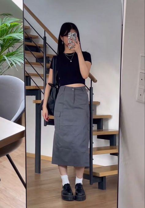 Museum Ootd Outfit, Long Skirt Loafers Outfit, Long Cargo Skirt Outfit Ideas, Long Black Cargo Skirt Outfit, Doo Doo Hee Outfits, Modest Brunch Outfit, Cargo Long Skirt Outfit, Nevertheless Outfit, Medium Skirt Outfits