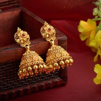 Latest Traditional Gold Earrings Design Temple Jewellery Earrings, Gold Jhumka Earrings, Antique Gold Jewelry Indian, Gold Earrings Wedding, Gold Jewelry Simple Necklace, Gold Mangalsutra Designs, Gold Bridal Jewellery Sets, Jewelry Set Design, Gold Bridal Earrings