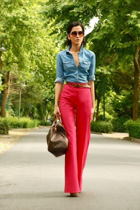 Red Pants Denim Shirt Outfit, Work Style Women 2023, Red Pants Outfit Casual, Outfits With Red Pants, Outfit Pantalon Rojo, Looks Camisa Jeans, Red Pants Outfit, Camisa Jeans, Pants Denim