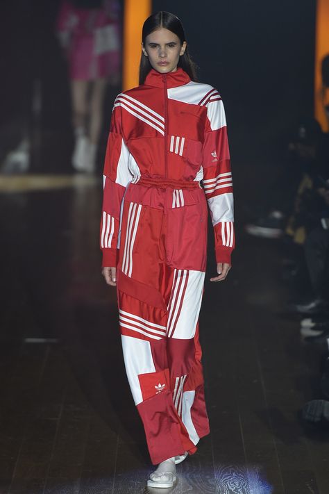 Teen Fashion Trends, Graham Norton, 25 May, Urban Fashion Trends, Sportswear Fashion, Looks Street Style, Track Suit, Sportswear Women, Fall 2017